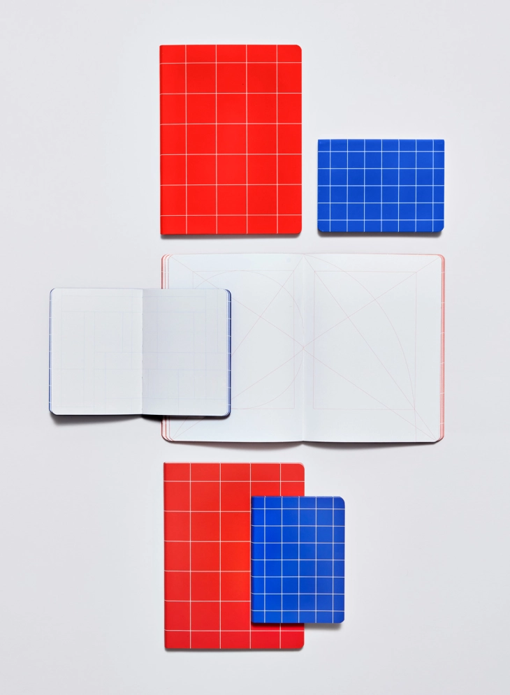 Nuuna notizbuch mit unterschiedlichen rastern blau rot recyceltes leder
